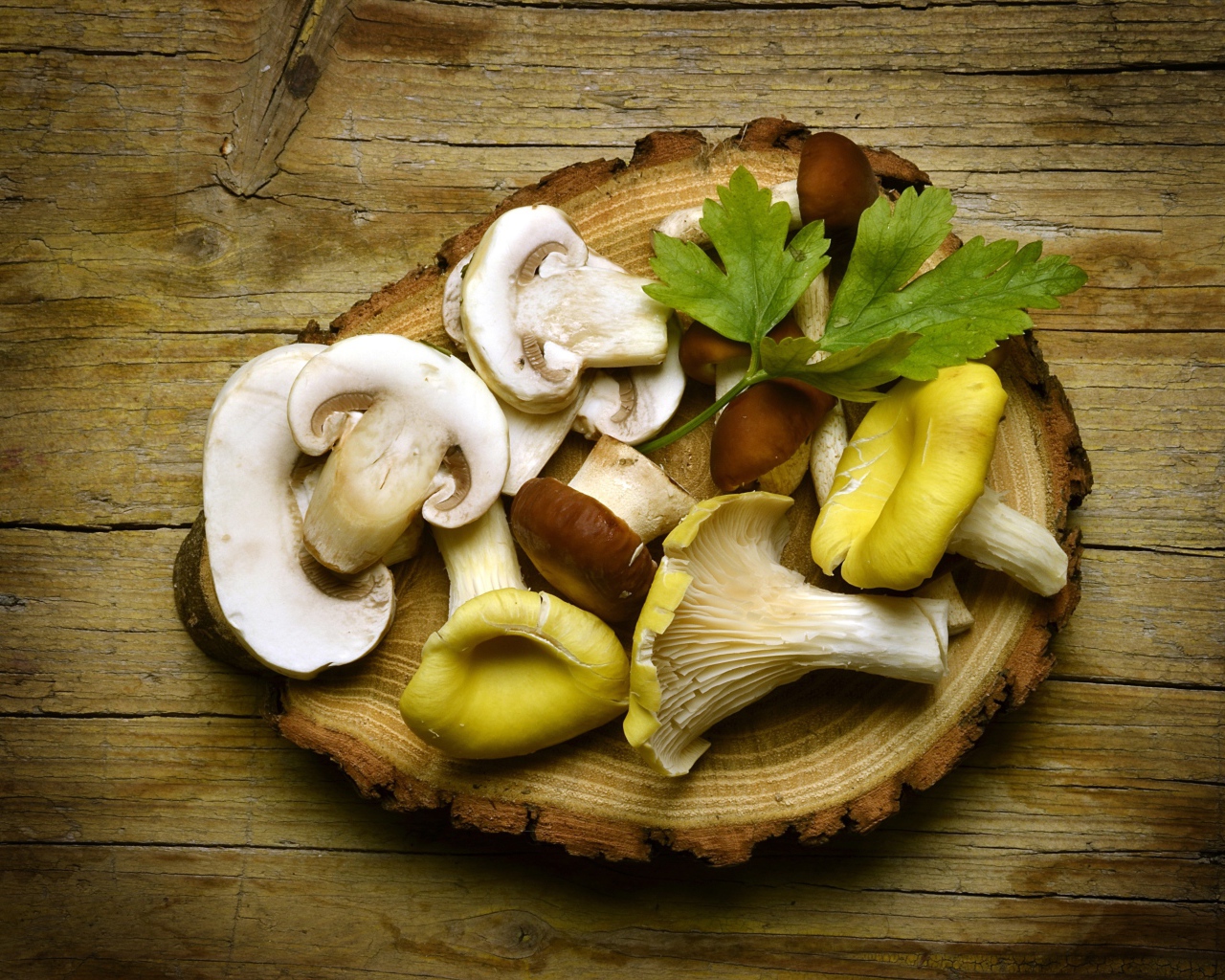 Грибы на деревянной разделочной доске