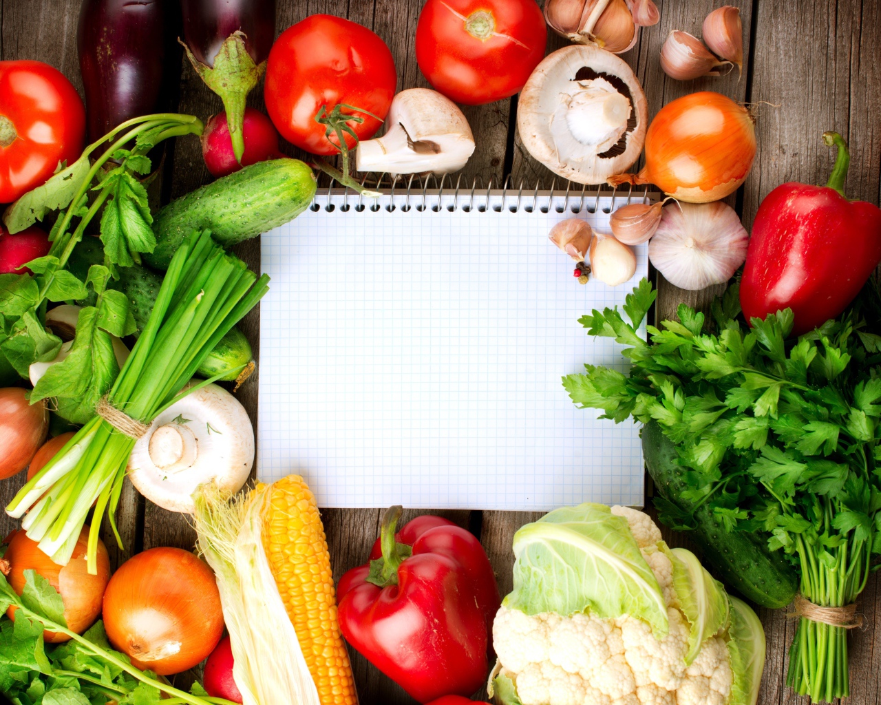 Блокнот со свежими овощами на столе 