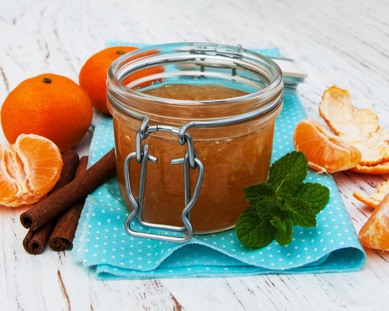Апельсиновый джем с корицей на салфетке