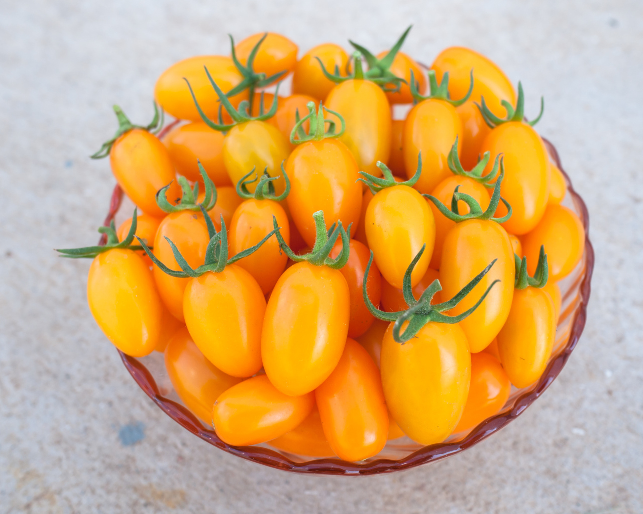 Оранжевые помидоры на тарелке крупным планом