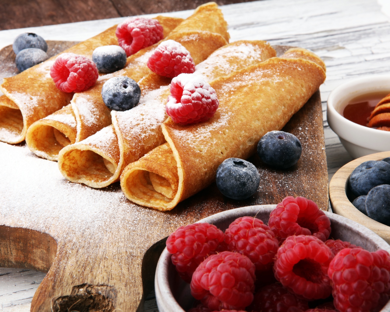 Блинчики с ягодами черники, малиной и сахарной пудрой