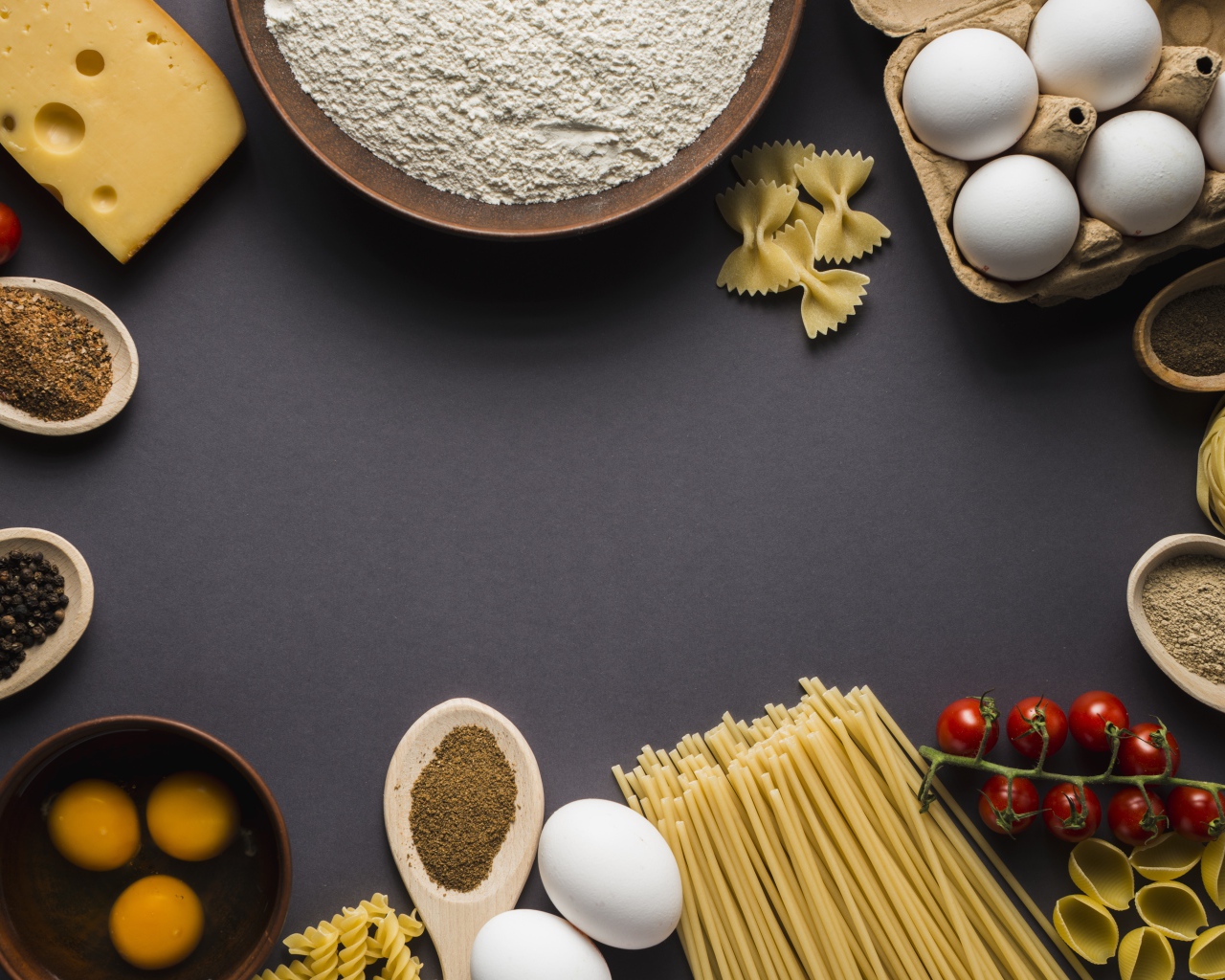 Паста, яйца, специи и помидоры на сером фоне