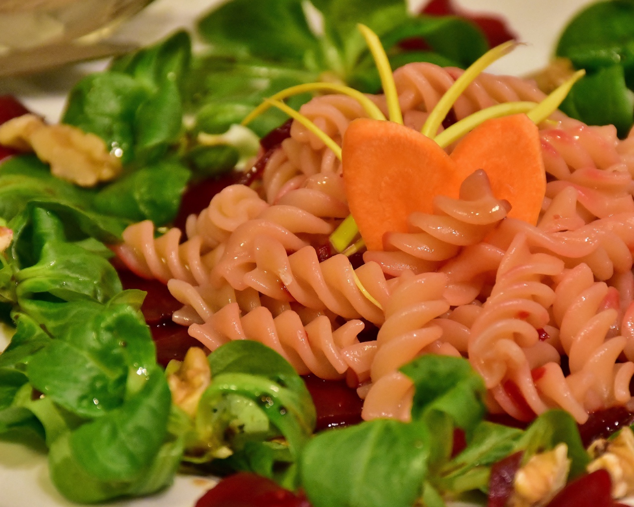 Макароны с базиликом и соусом на обед 