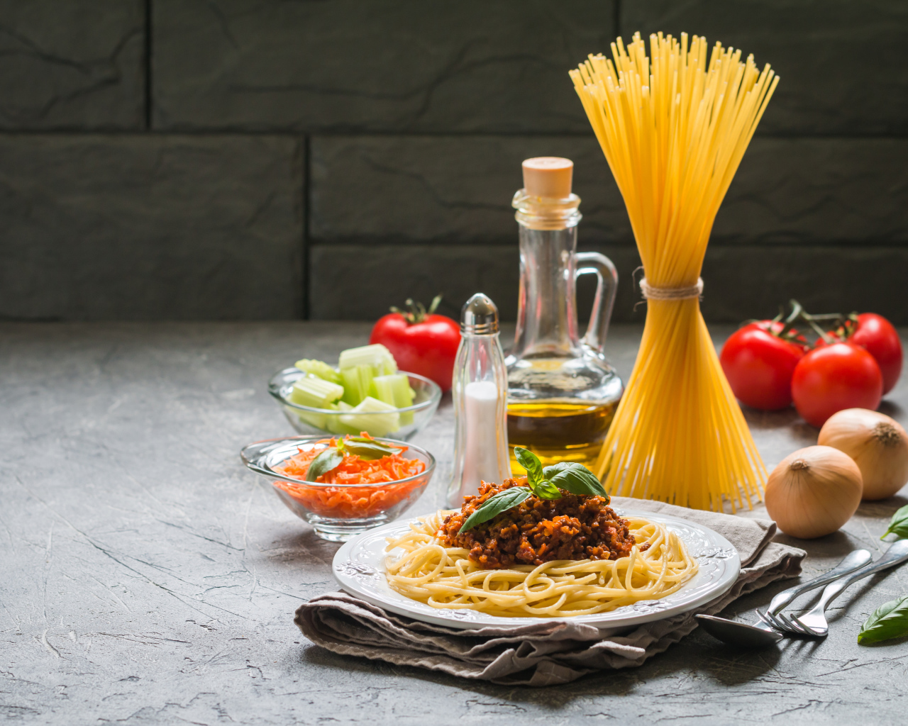 Паста с гарниром на столе с овощами и маслом