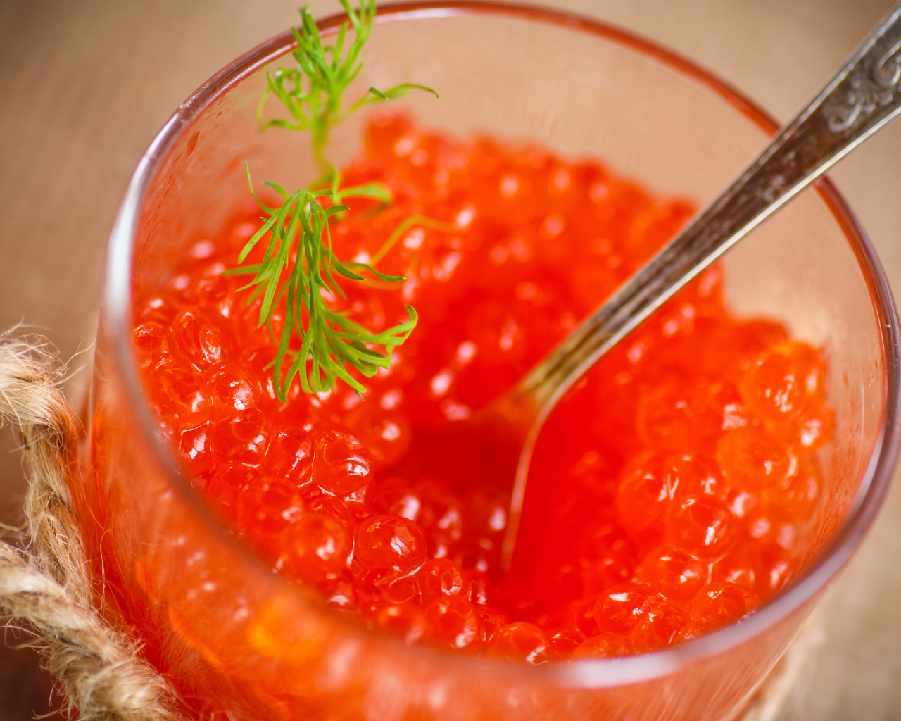 Красная икра в баночке с вилкой 