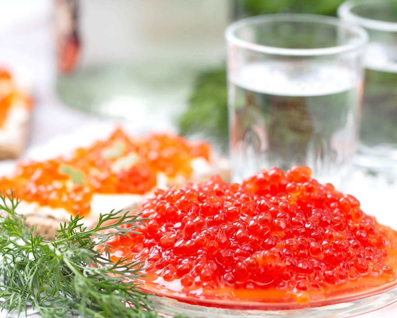 Красная икра с укропом на праздничном столе