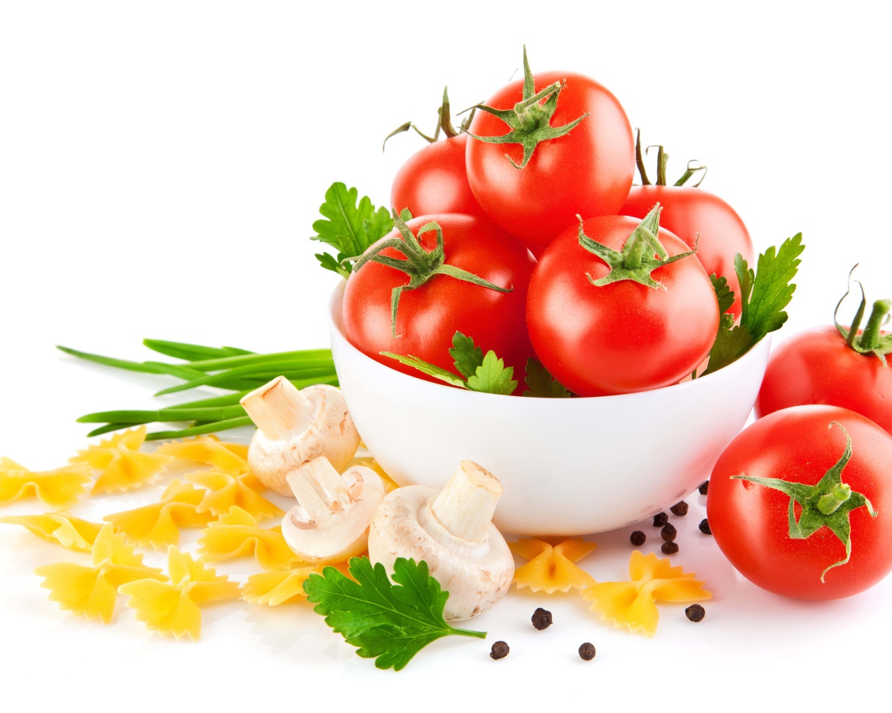 Красные помидоры, паста, лук и шампиньоны на белом фоне