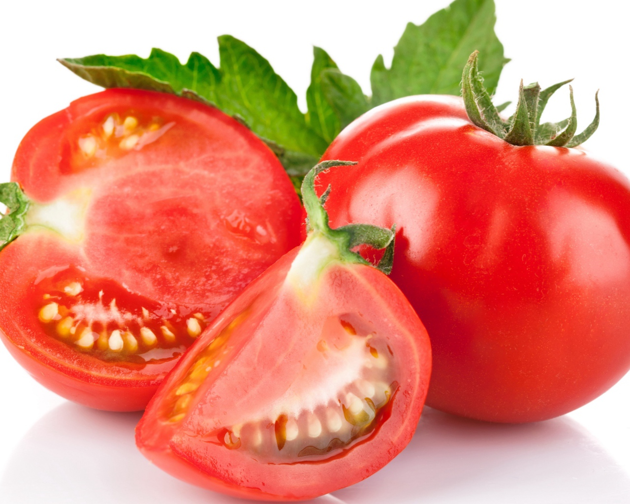 Спелые красные помидоры на белом фоне