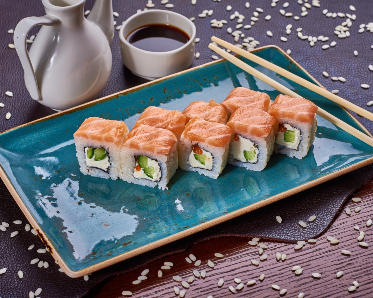 Роллы Филадельфия на столе с соевым соусом