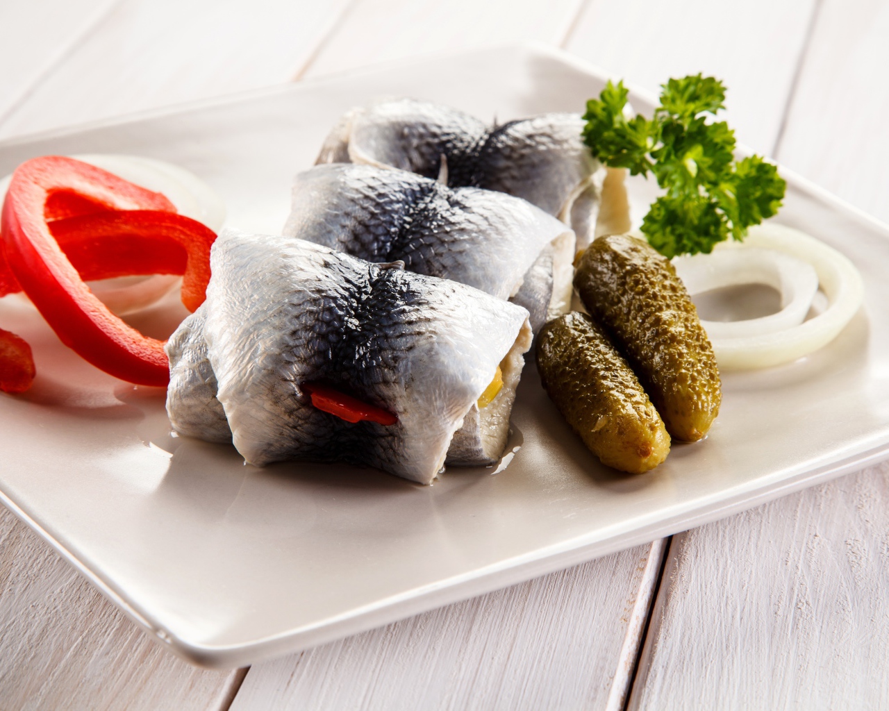 Рулетики из сельди с солеными огурцами и болгарским перцем