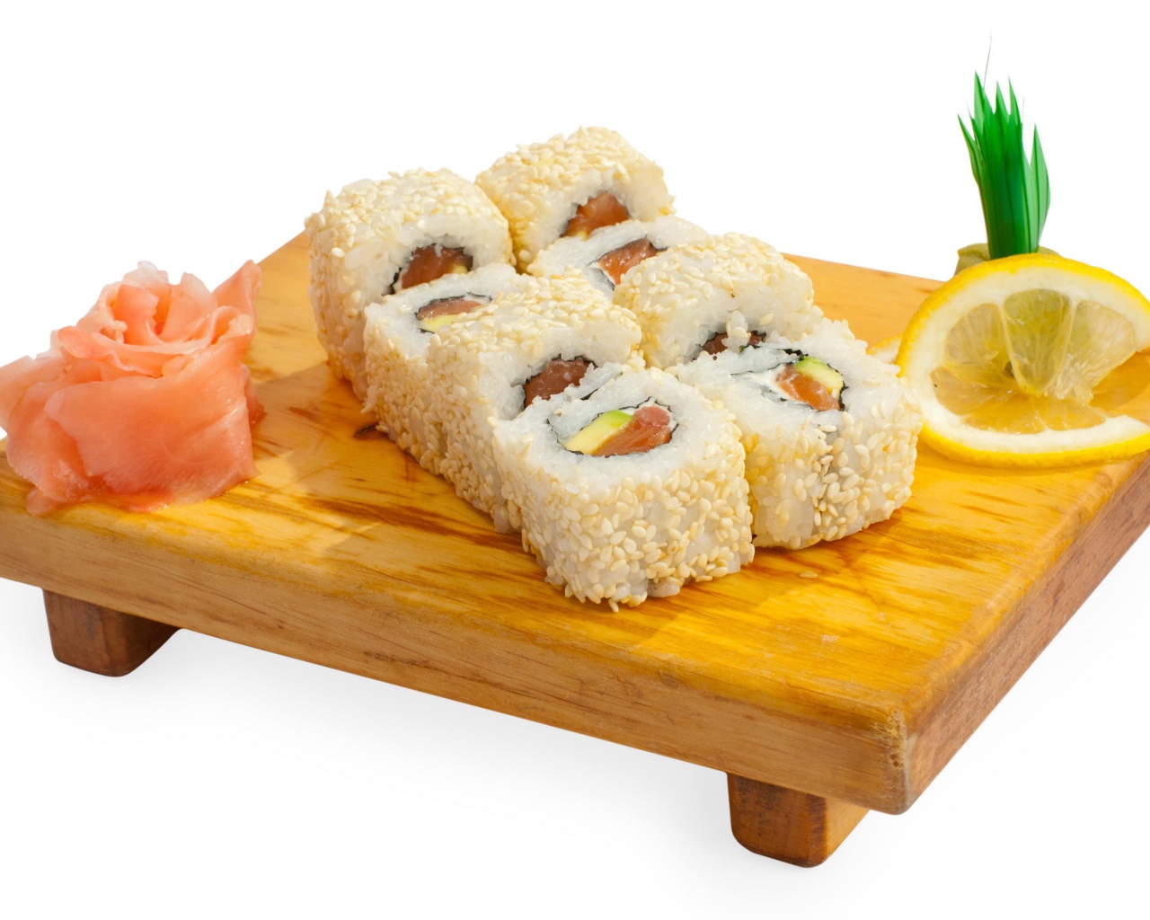 Роллы на деревянной доске с лимоном и имбирем