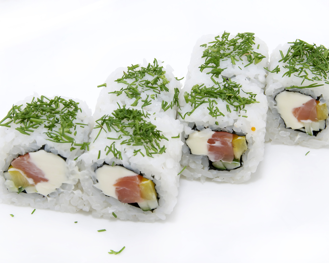 Роллы с рисом и зеленью на белом фоне