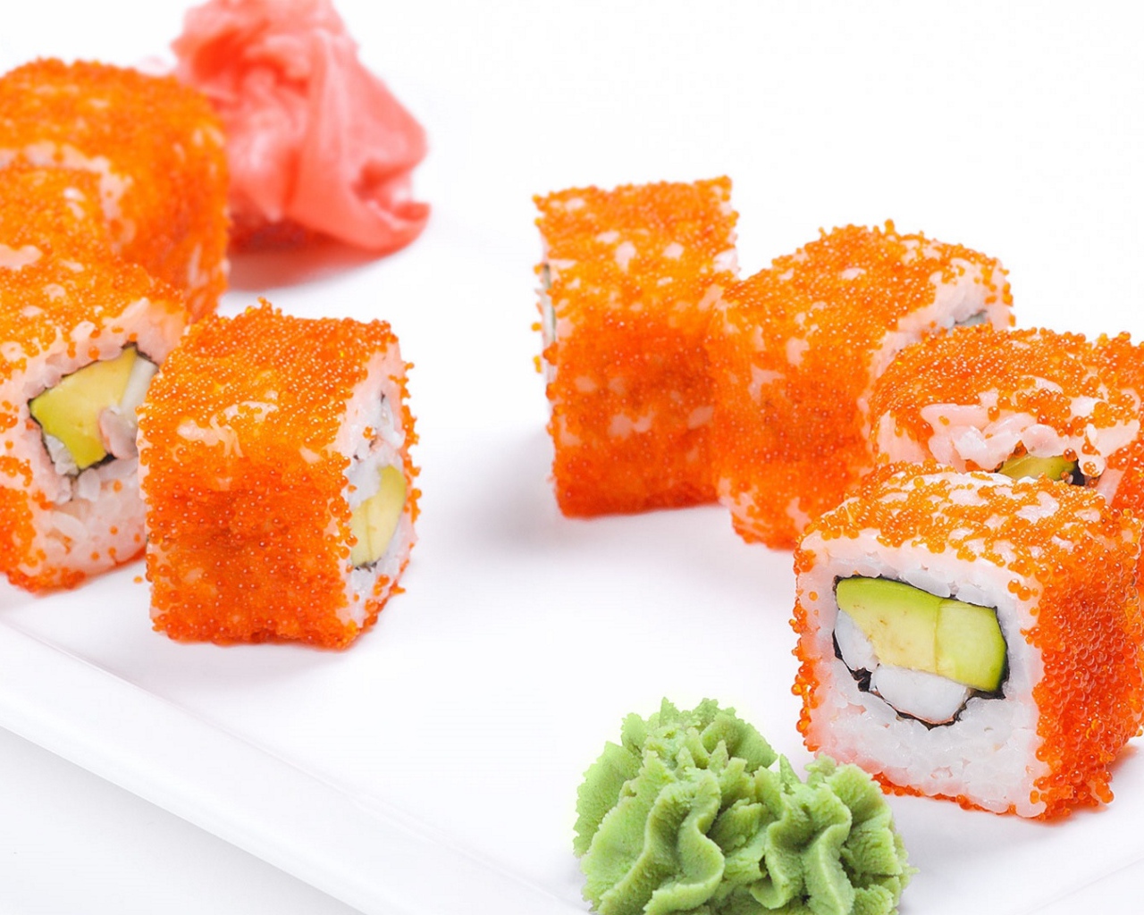 Роллы с васаби и имбирем на белом фоне