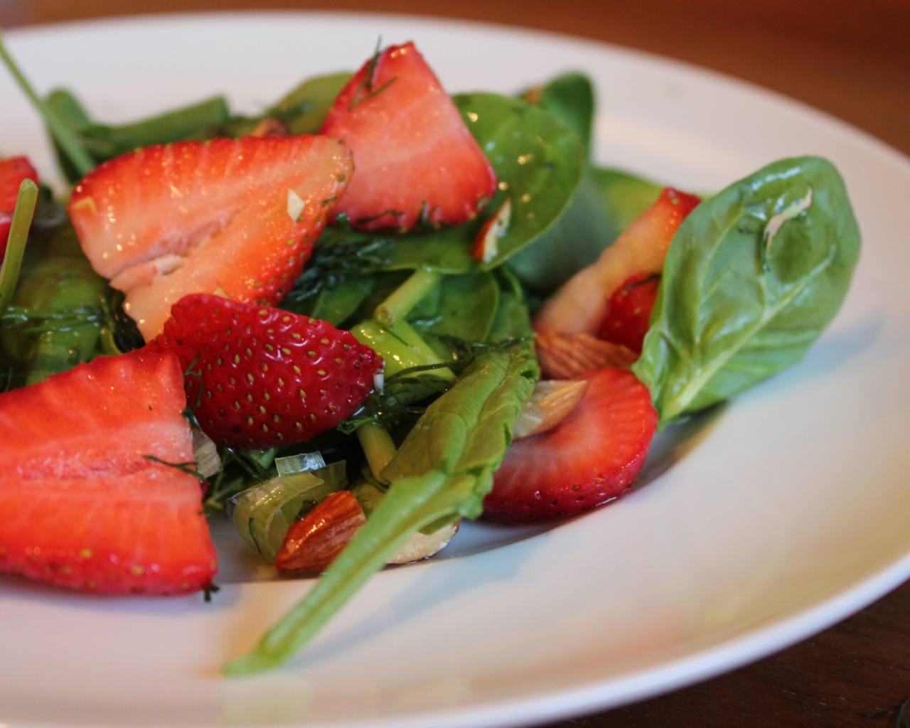 Салат из листьев рукколы и клубники