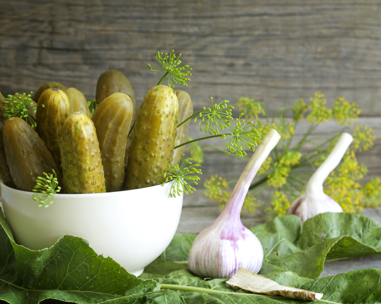Соленые огурцы на столе с чесноком и укропом