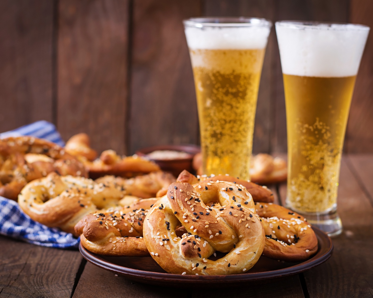 Соленое печенье с пивом на столе 