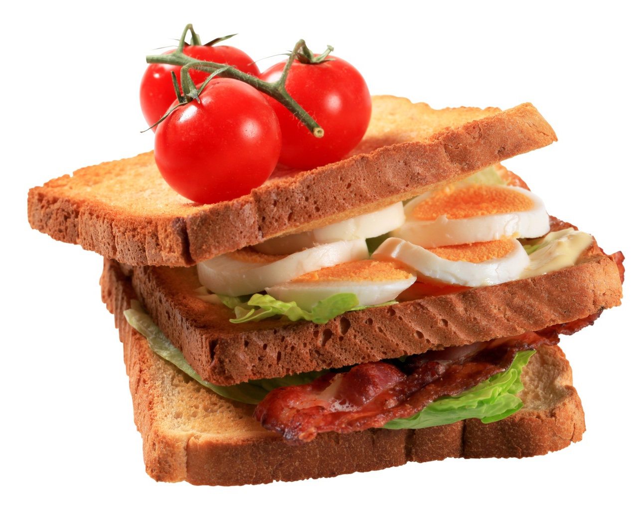 Сэндвич с яйцами, беконом и помидорами на белом фоне