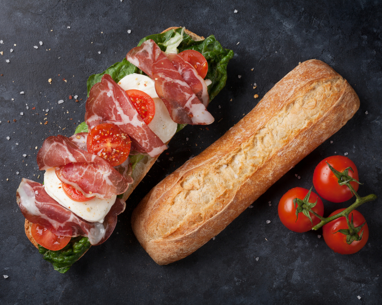 Бутерброд с ветчиной, помидорами, яйцом и листьями салата