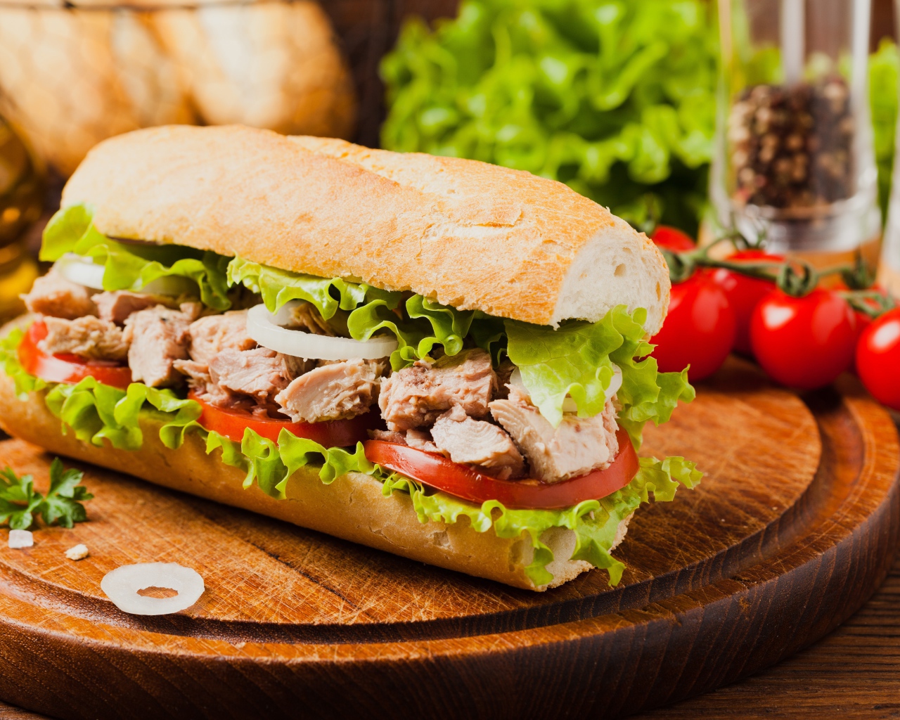 Бутерброд с мясом, помидорами и листьями салата 