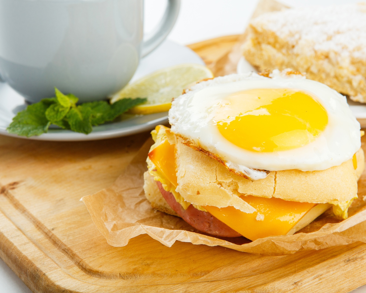 Сендвич с яичницей на завтрак 