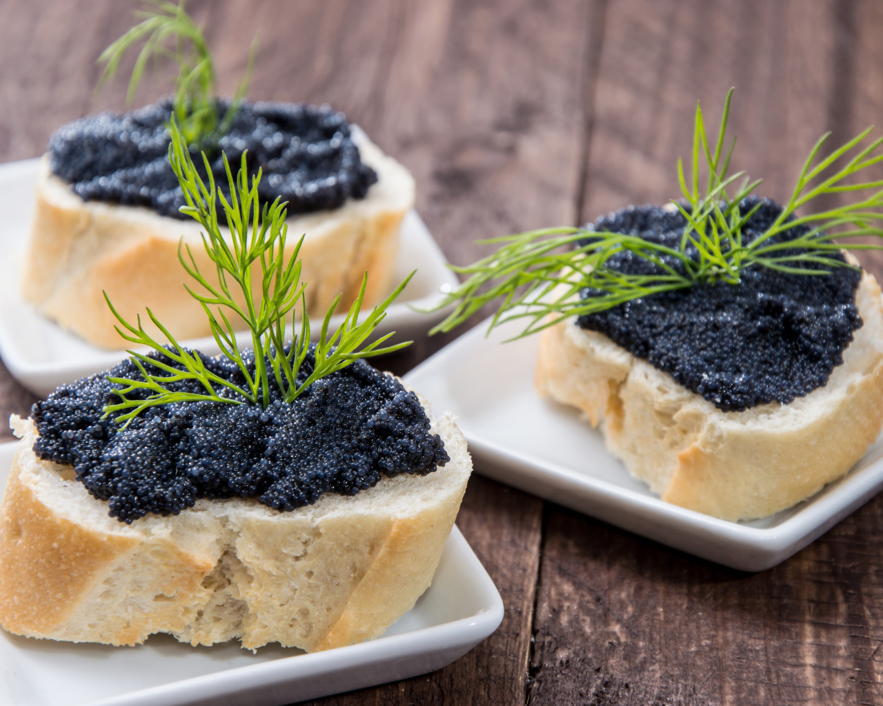 Бутерброды с черной икрой и укропом