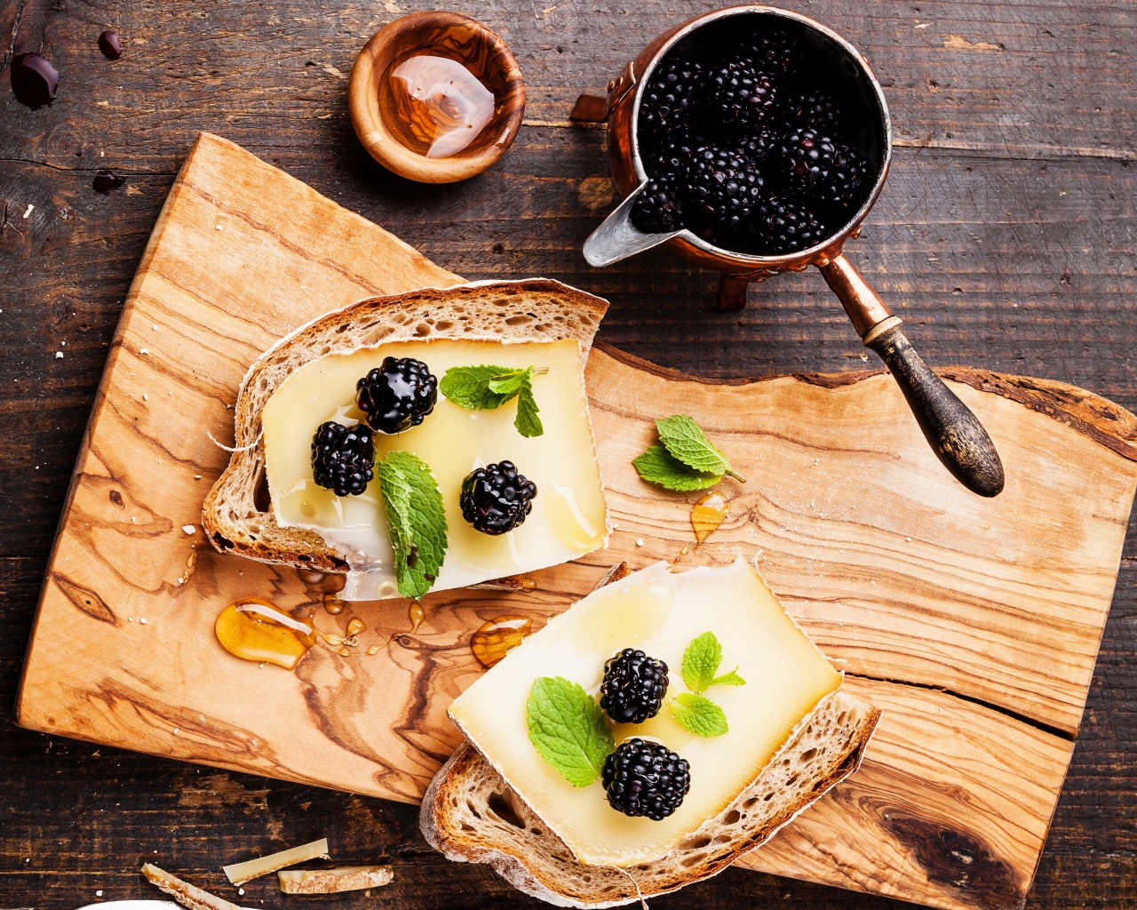 Бутерброды с сыром, медом и ягодами черники