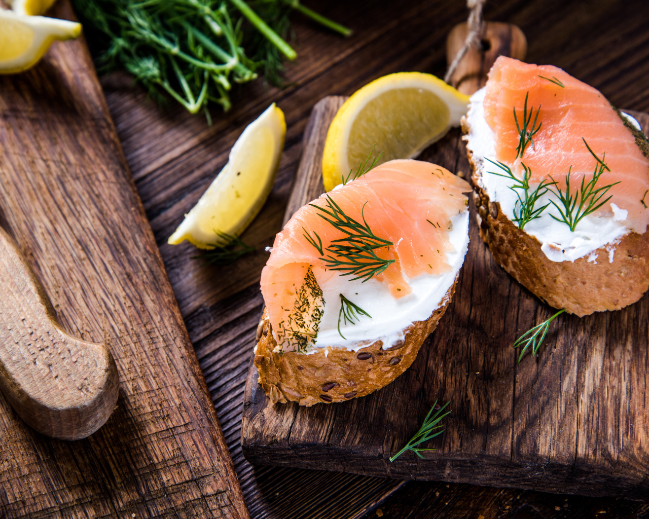 Бутерброды с сыром и красной рыбой на разделочной доске