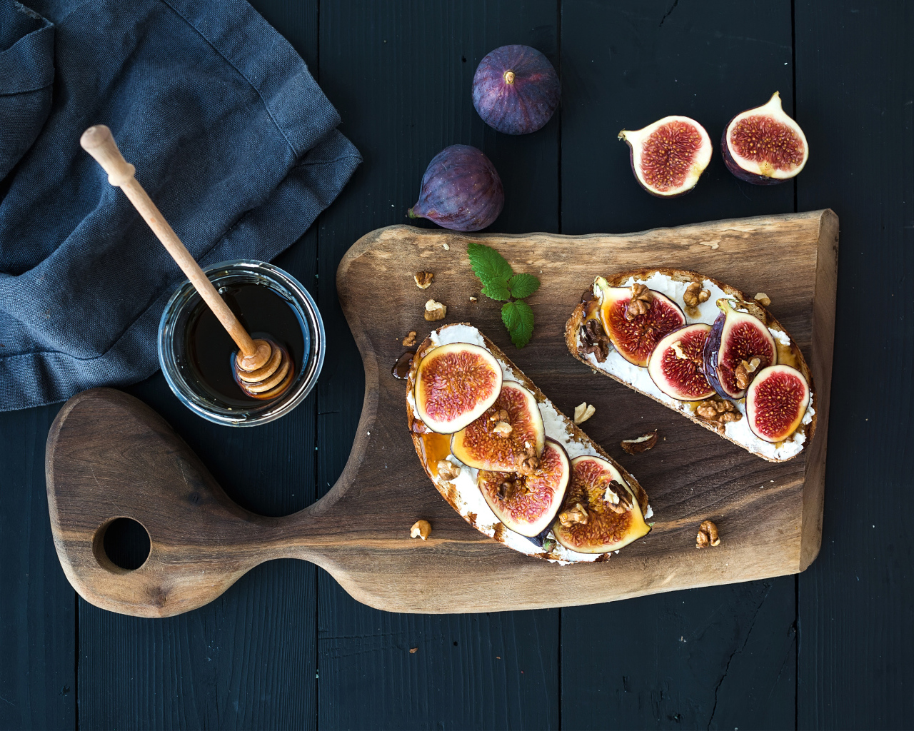 Бутерброды с инжиром на разделочной доске с медом 