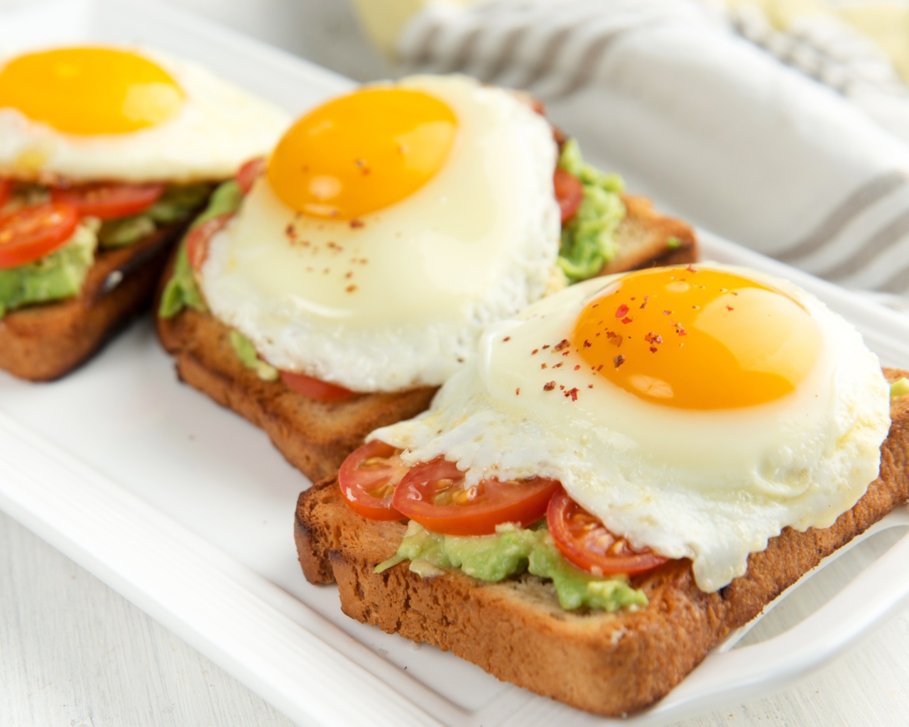 Бутерброды с помидорами и яичницей