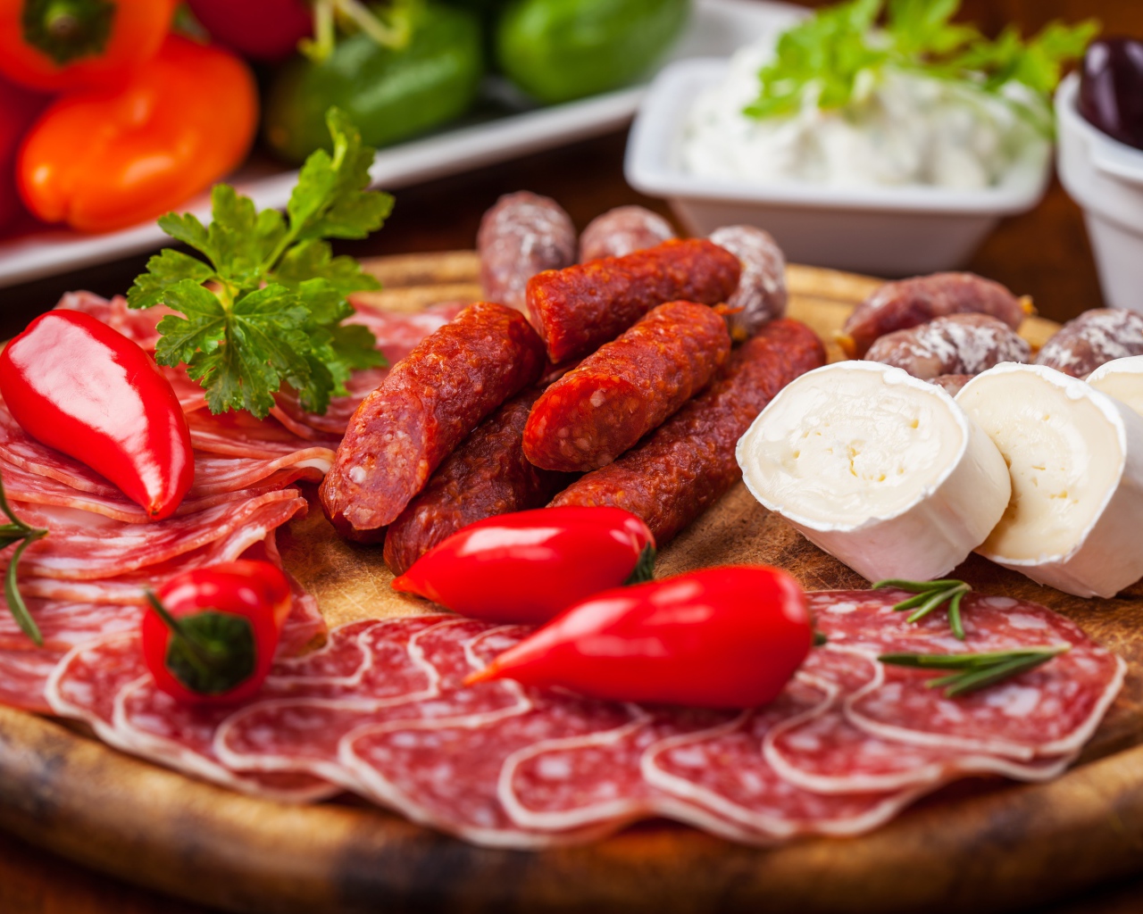 Колбаса с кусками сыра и мяса на столе с перцем