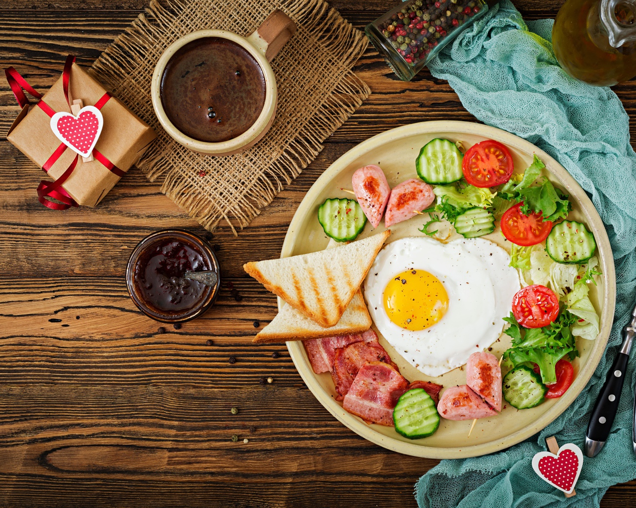 Яичница с беконом и овощами на столе с кофе к завтраку