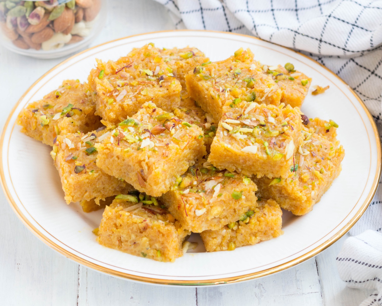 Кусочки сыра тофу на тарелке