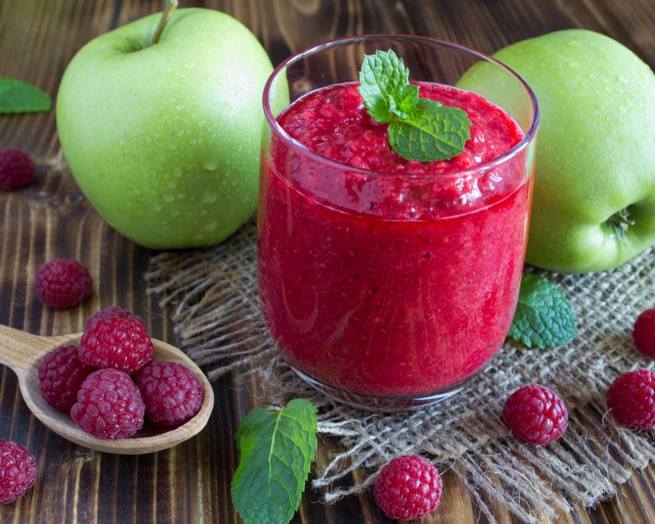 Смузи с малиной и зелеными яблоками в стакане