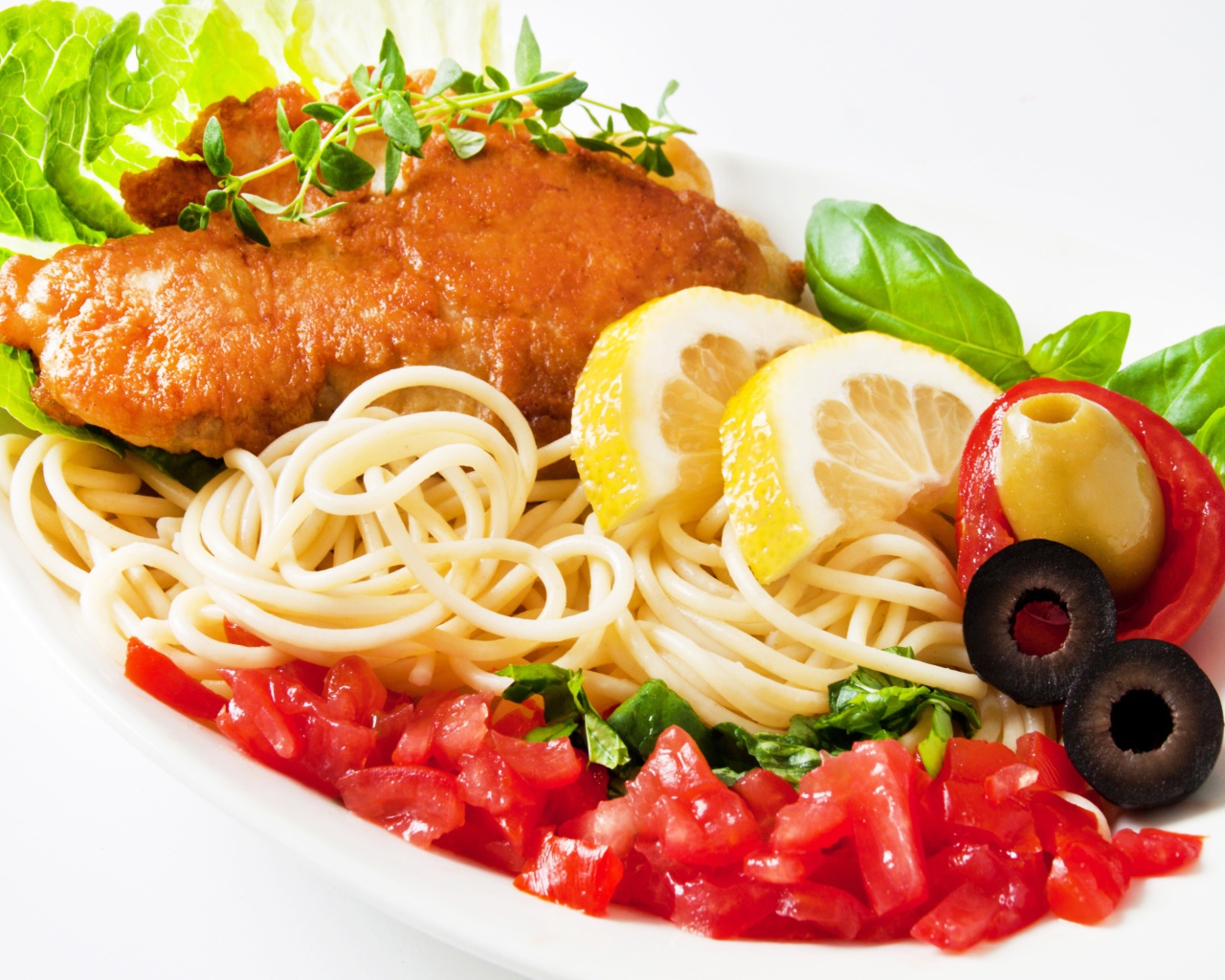 Спагетти с курицей, кусочками лимона, помидорами и зеленью