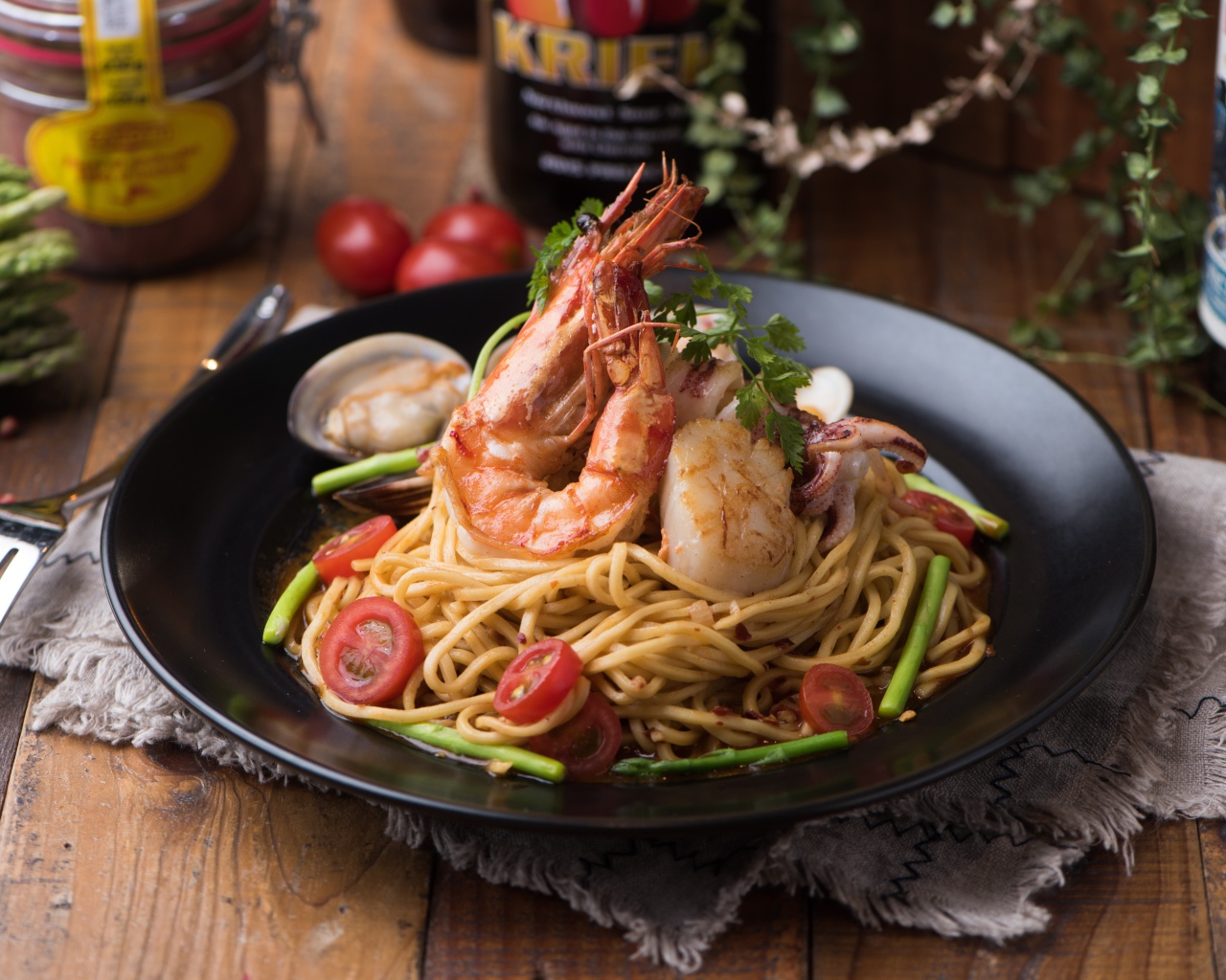 Спагетти с морепродуктами на черной тарелке