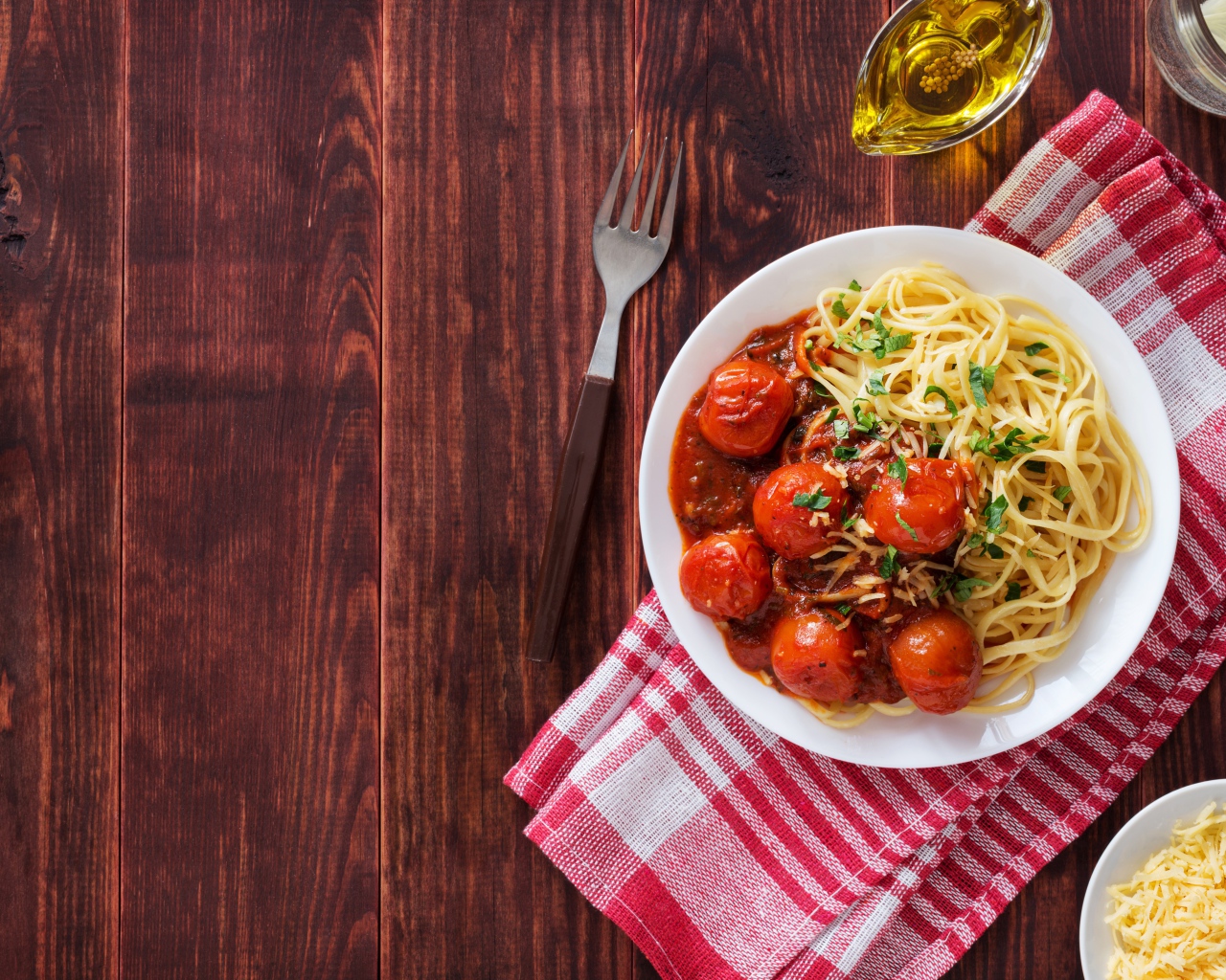 Спагетти с помидорами и сыром на столе