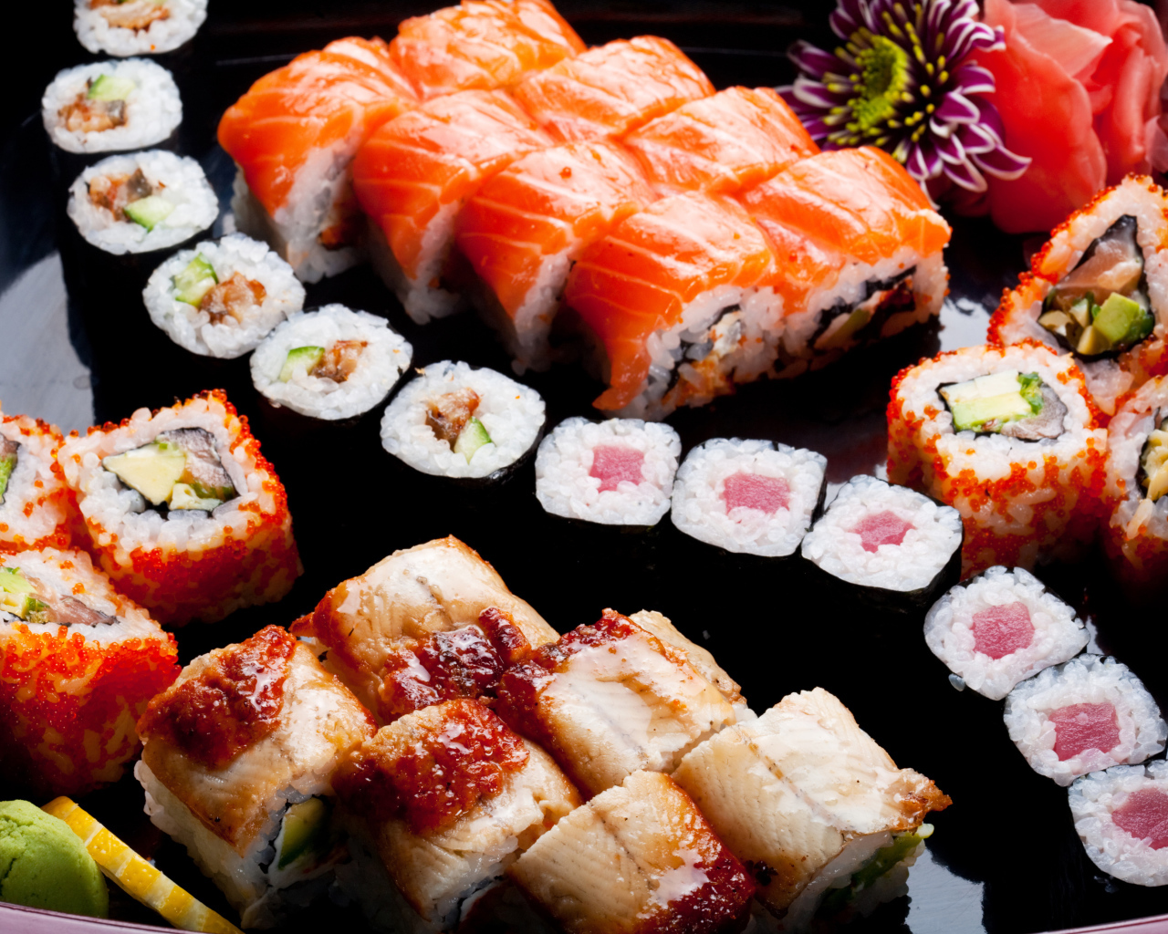Вкусные роллы и суши на тарелке