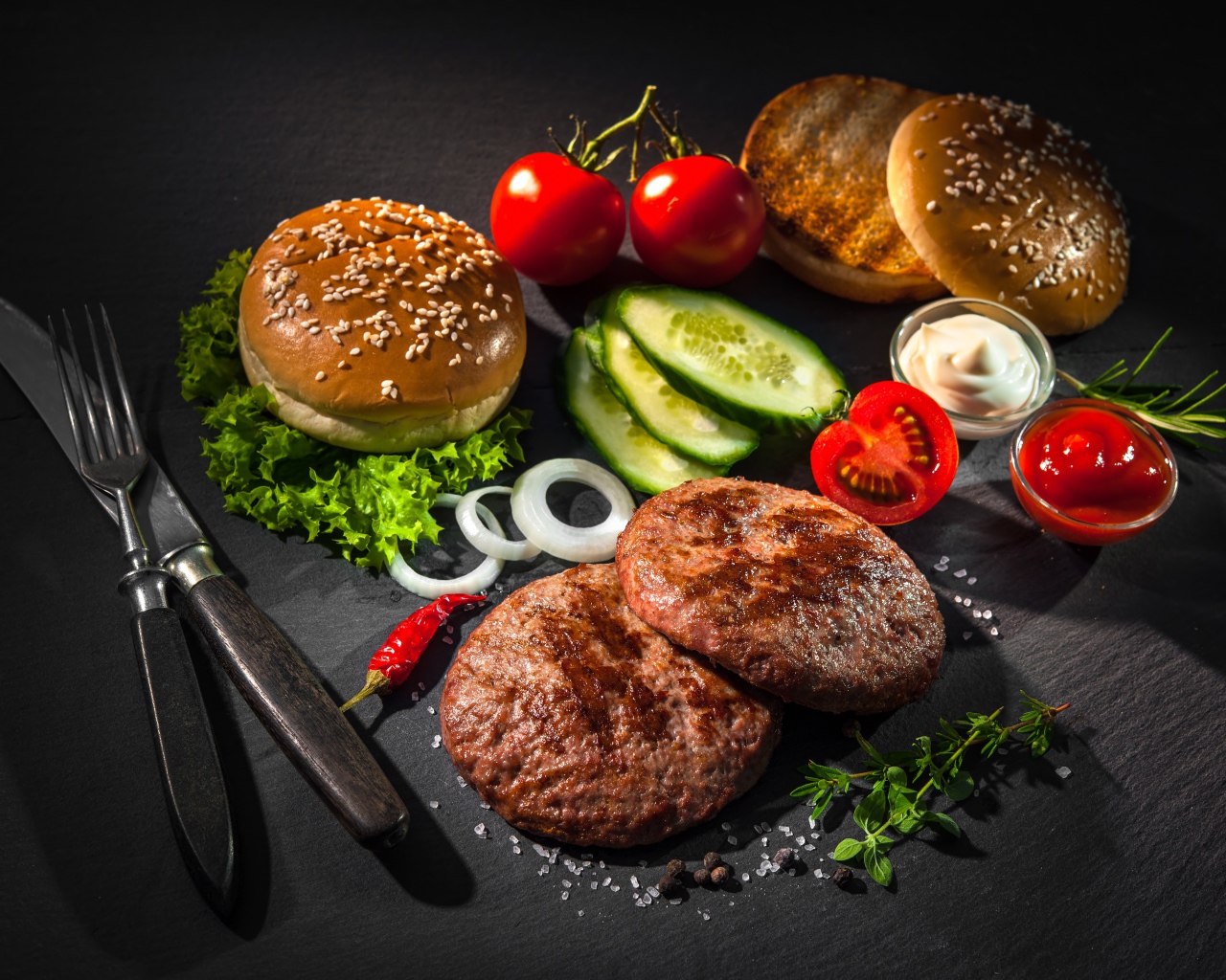 Вкусный натюрморт из гамбургеров на сером фоне