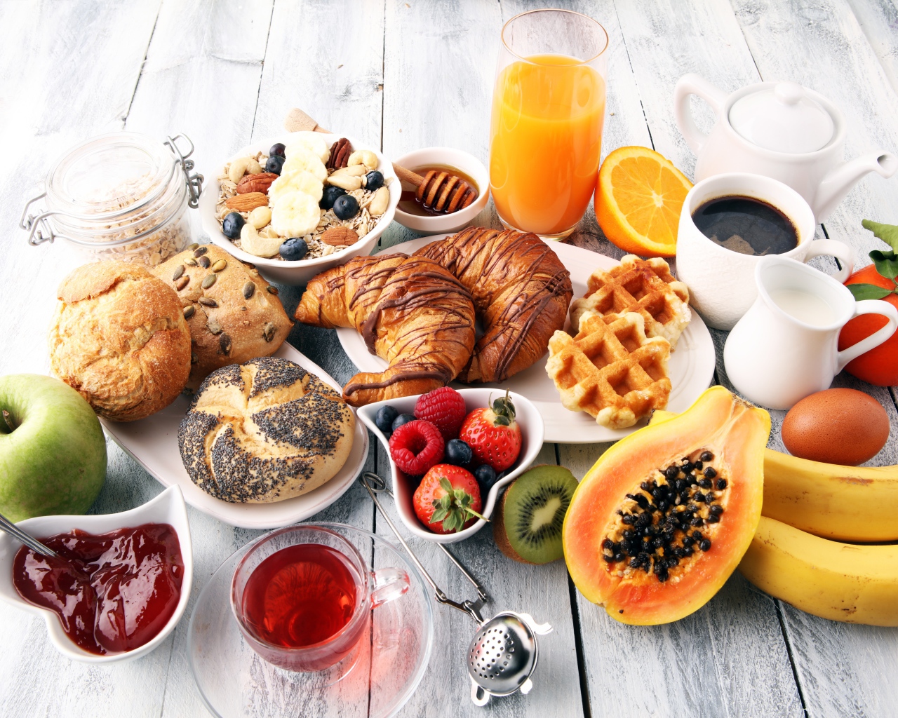 Разнообразный завтрак на столе 