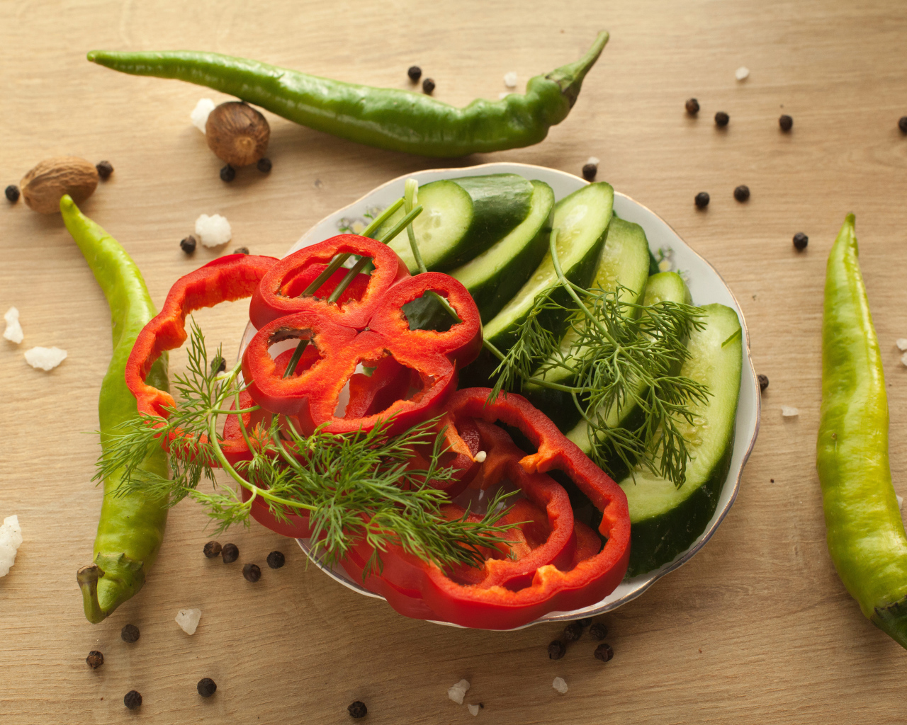 Вегетарианская еда на столе со специями 