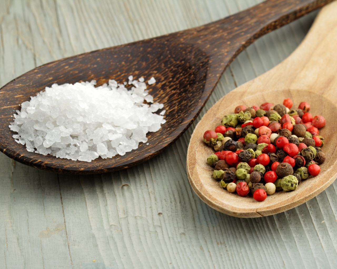 Деревянные ложки с солью и с перцем