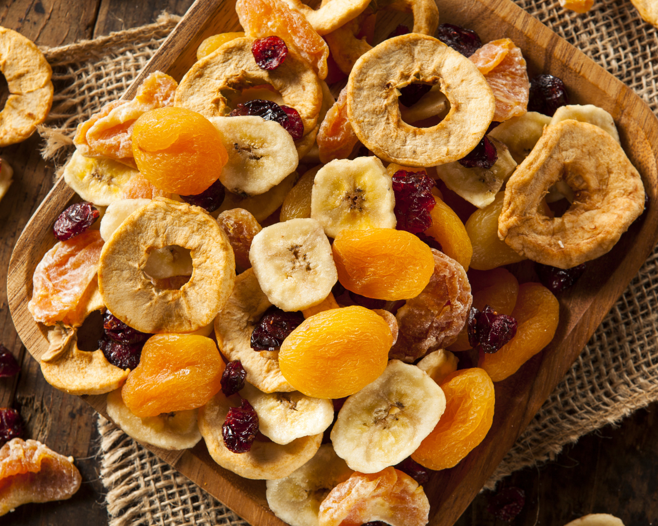 Аппетитные сухофрукты на подносе крупным планом