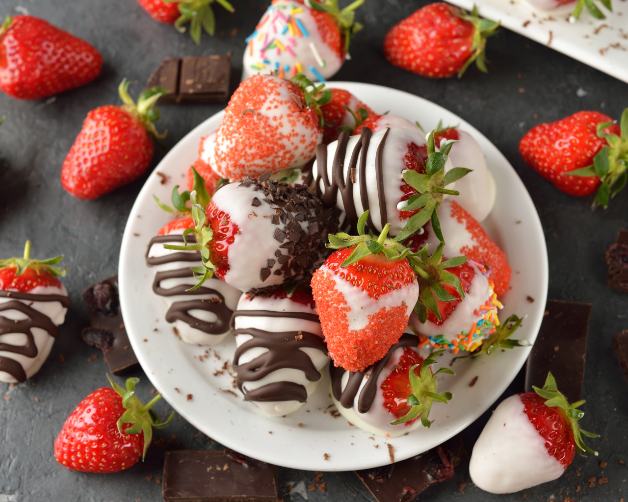 Аппетитная клубника в шоколаде на тарелке