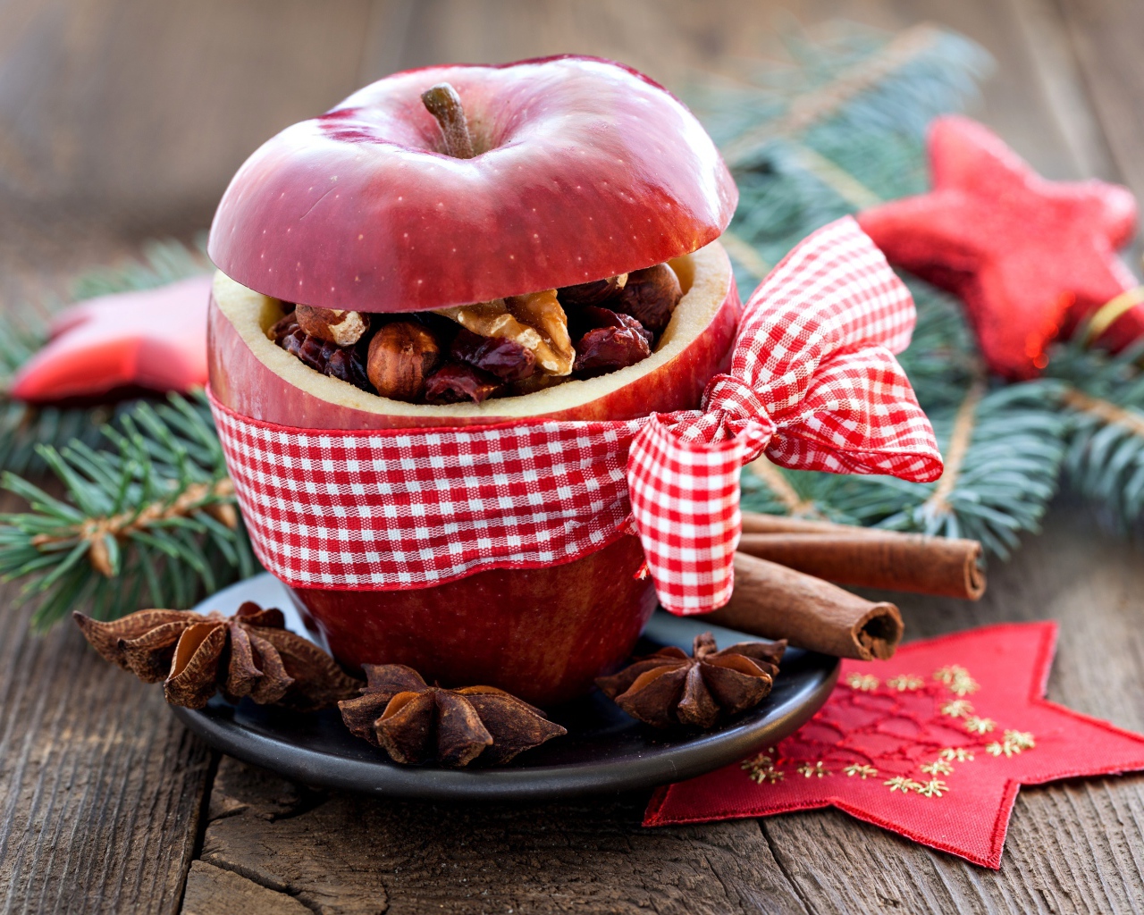 Яблоко с орехами внутри перевязано бантом