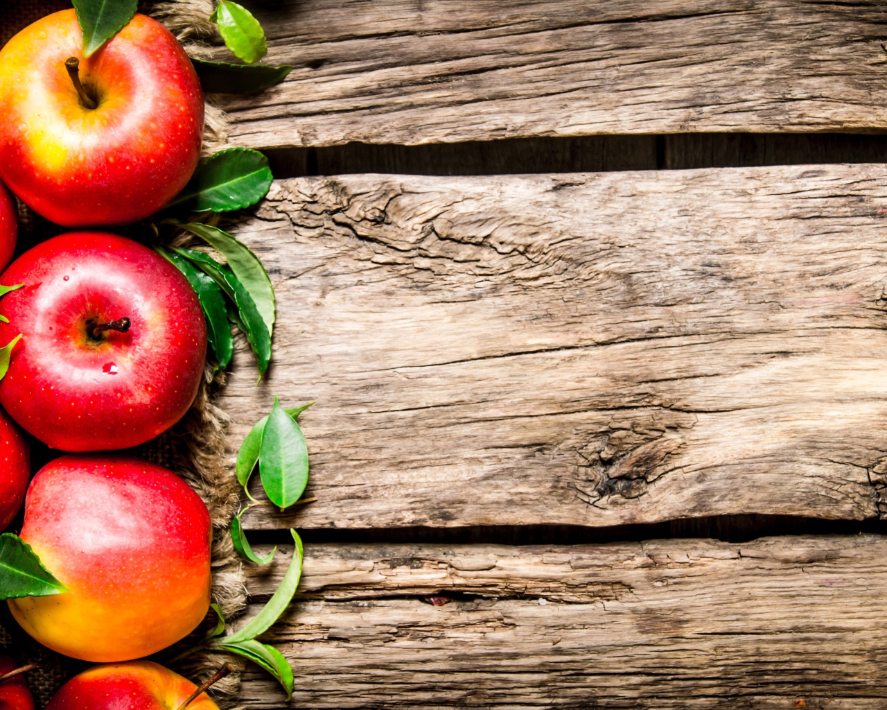 Яблоки на деревянном фоне, шаблон