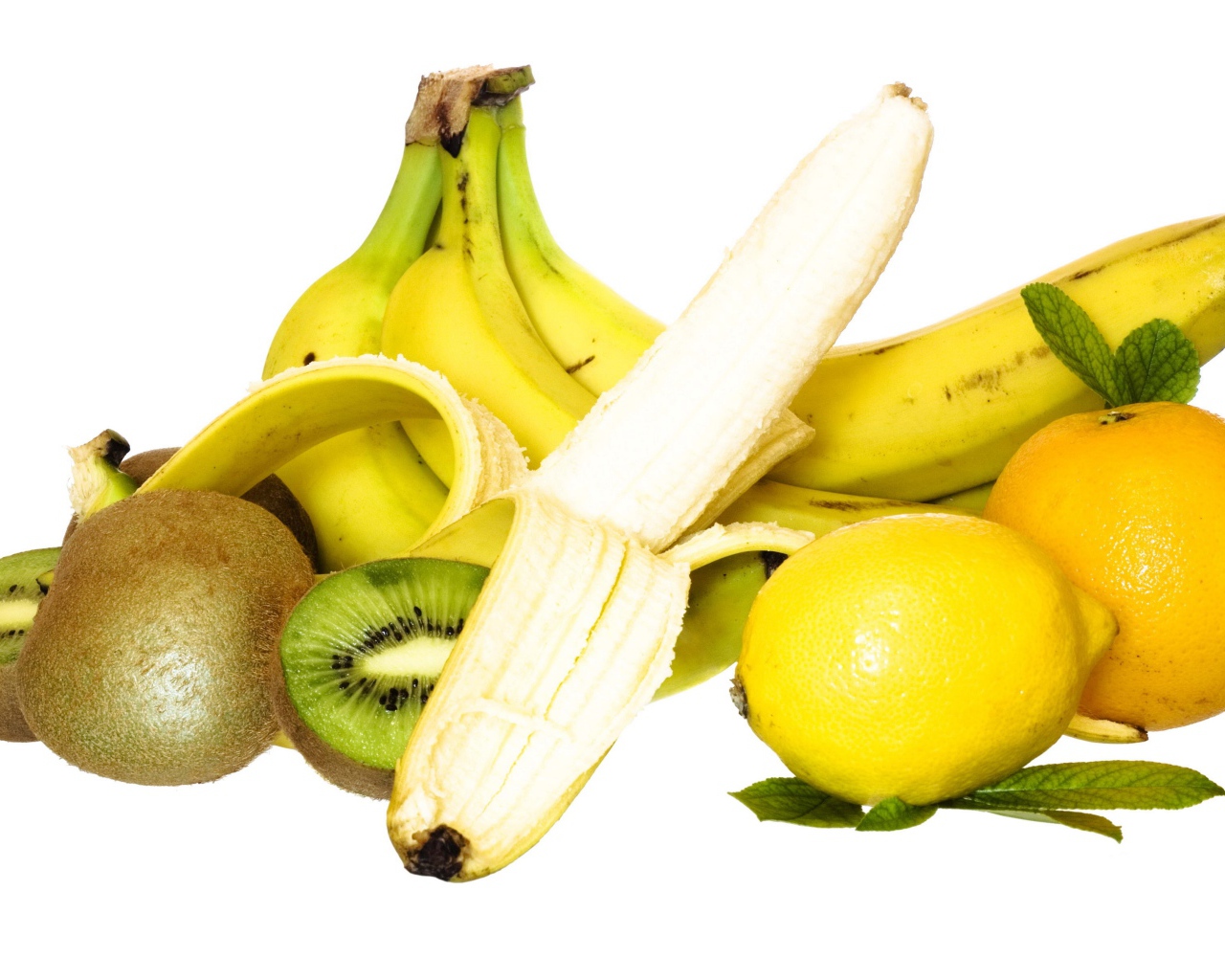 Бананы, киви, лимон и апельсин на белом фоне