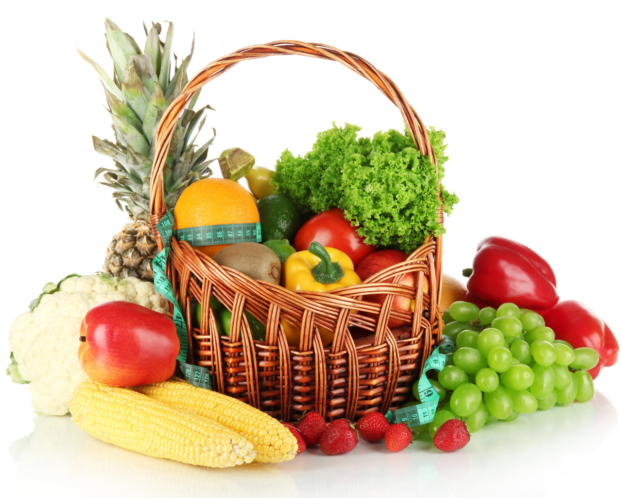 Корзина свежих овощей и фруктов на белом фоне