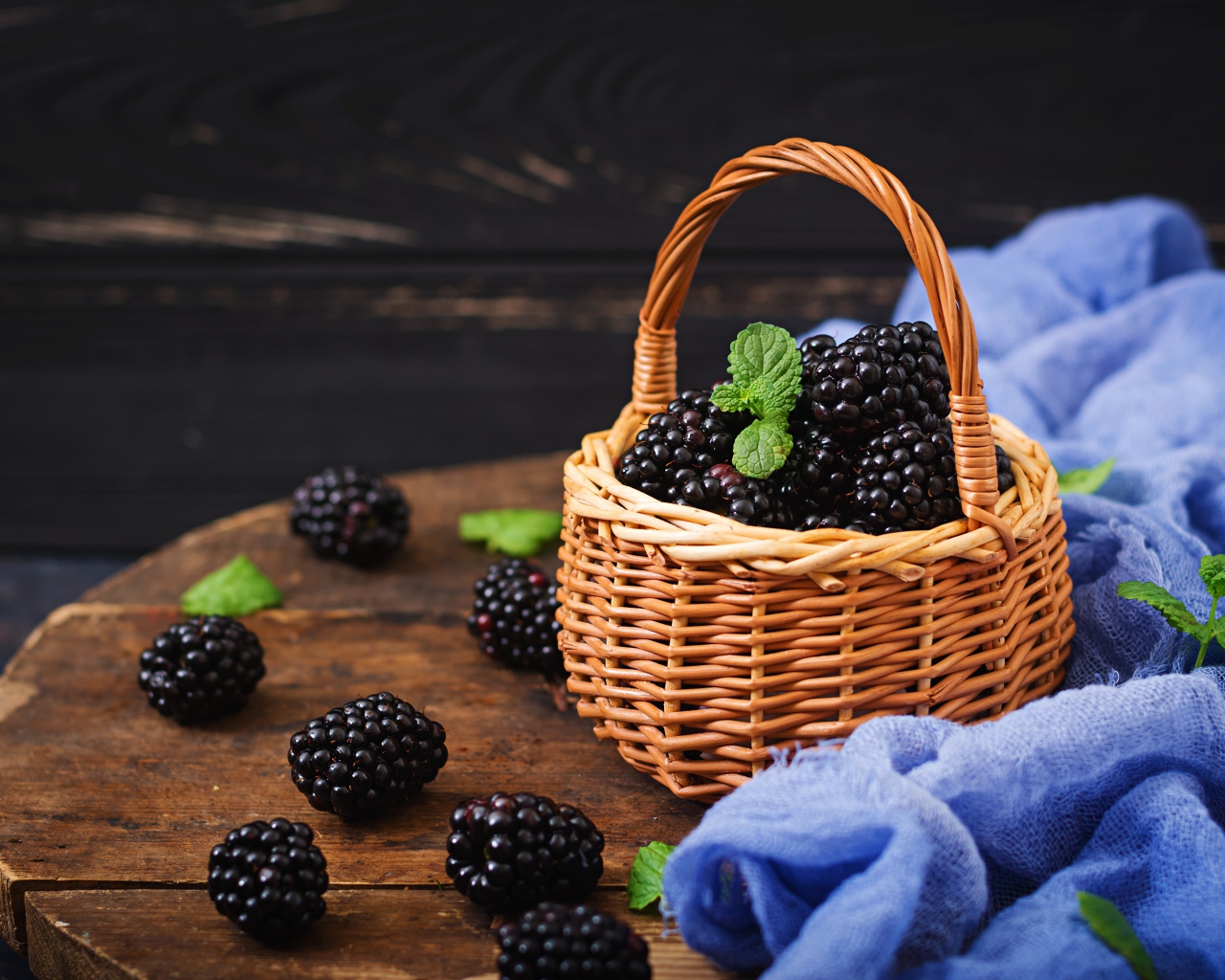 Корзина спелых сочных ягод ежевики на столе