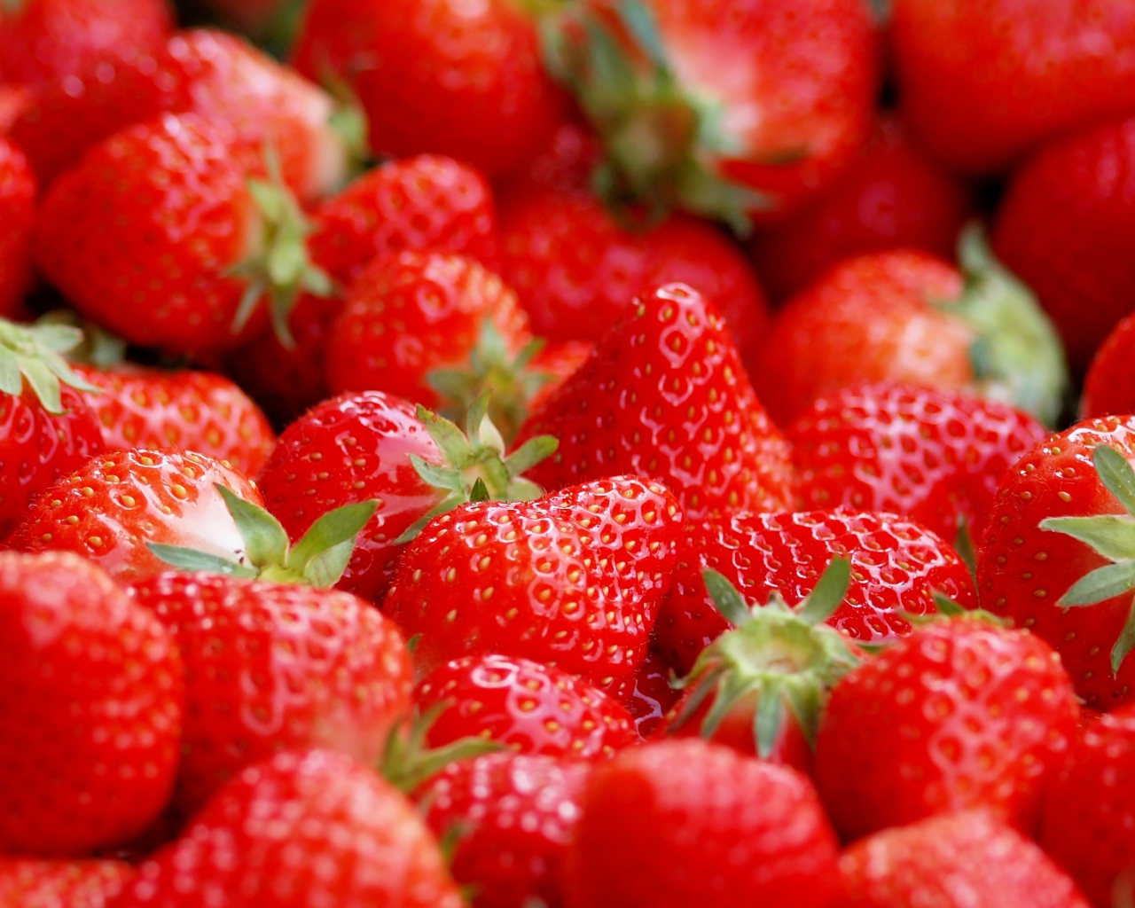 Красивая спелая красная клубника крупным планом