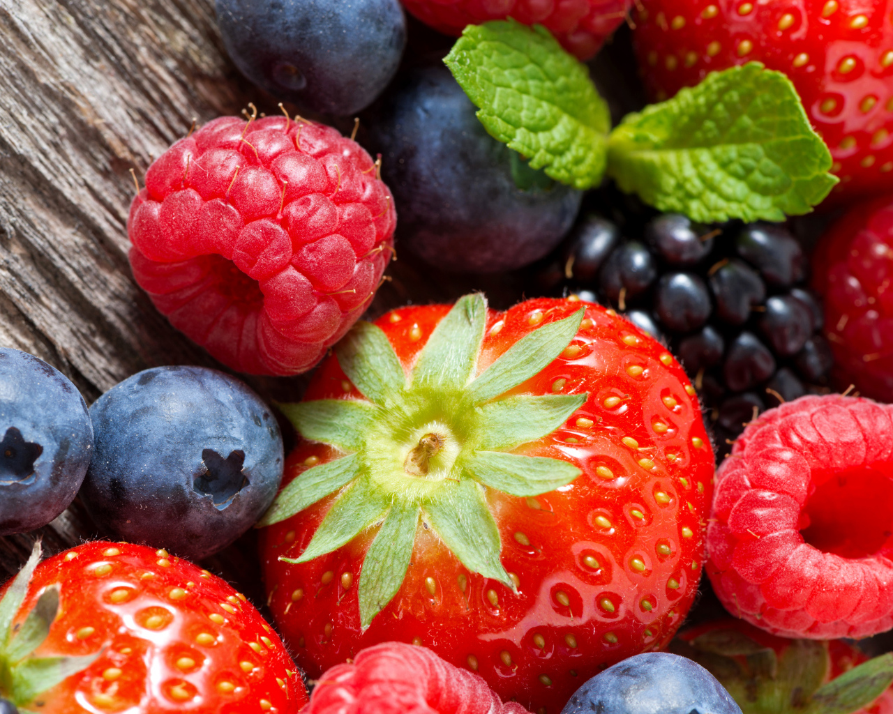 Ягоды малины, клубники, ежевики и черники крупным планом
